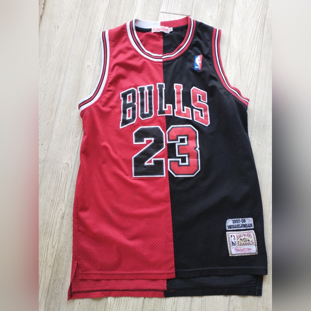 Vintage Mitchell & Ness Jersey CHICAGO BULLS Michael Jordan 23 Black Red Med